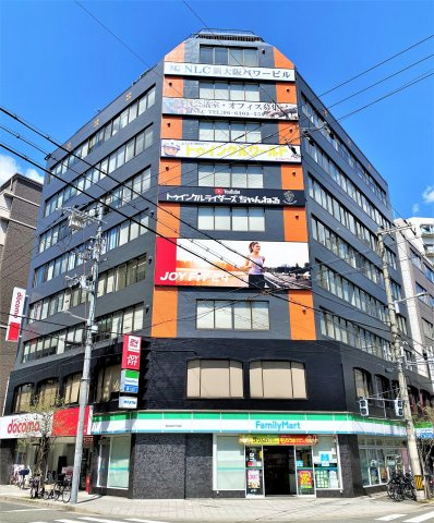 【外観】 | NLC新大阪パワービル | 駅前の交差点角地に佇む好立地。外壁改修工事も完了済み、夜間はLEDサインがひと際目を引くシンボリックオフィスです。