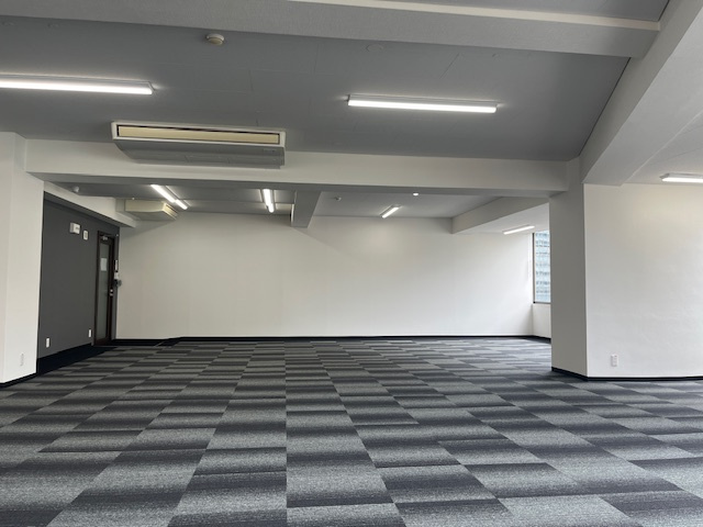 【内装】 | NLC新大阪パワービル | 明るいLED照明（室内イメージ写真）