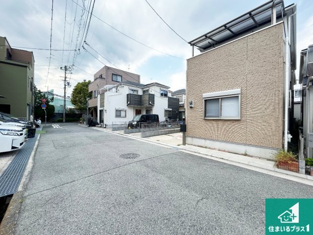 尼崎市大島　中古一戸建ての前面道路含む現地写真|周辺は閑静な住宅街！前面道路広々で車の出し入れも便利です。駐車が苦手な方でも安心して車庫入れできます！