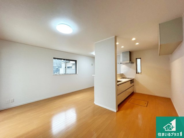 尼崎市大島　中古一戸建ての居間・リビング|日当たり良好の明るいリビングで朝の目覚めもスッキリできそう！対面キッチンでご家族のコミュニケーションも自然と増える設計！小さなお子様が遊ぶスペースを作っても広々とくつろげるLDK！