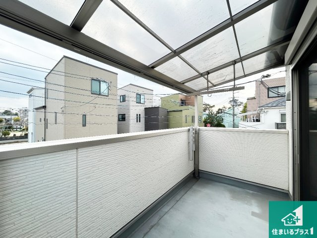尼崎市大島　中古一戸建てのバルコニー|南側に面したバルコニーですので明るい日差しを取り込み洗濯物をしっかり乾かしてくれます。