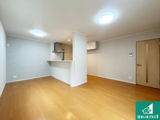尼崎市大島　中古一戸建ての居間・リビング|日当たり良好の明るいリビングで朝の目覚めもスッキリできそう！対面キッチンでご家族のコミュニケーションも自然と増える設計！小さなお子様が遊ぶスペースを作っても広々とくつろげるLDK！