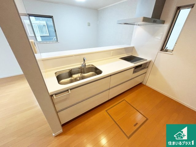 尼崎市大島　中古一戸建てのキッチン|子供を見守りながらお料理が出来るため家族のコミュニケーションか増えます♪スペースが広く確保されている為お子様が大きくなったときは一緒に料理を楽しめます♪