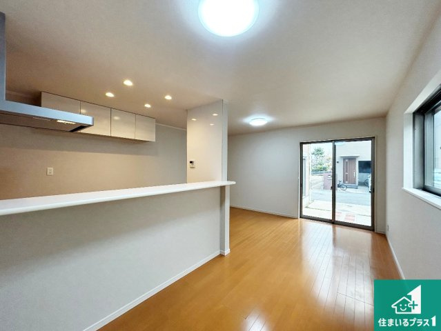 尼崎市大島　中古一戸建ての居間・リビング|明るいリビングで朝の目覚めもスッキリできそう！対面キッチンでご家族のコミュニケーションも自然と増える設計！小さなお子様が遊ぶスペースを作っても広々とくつろげるLDK！