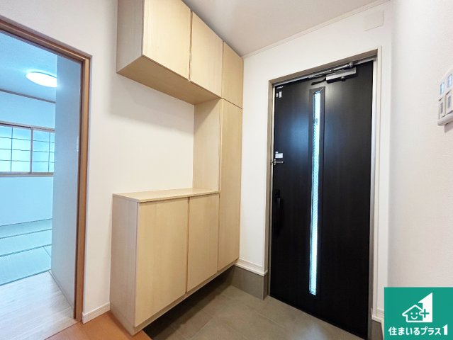 尼崎市大島　中古一戸建ての玄関|シューズボックスにはたくさんの靴が収納できるので玄関周りはいつもスッキリ！ご家族が増えても安心！