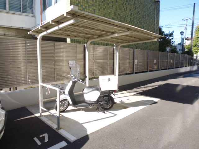 プルス上十条のその他共用部分|屋根付きのバイク置き場もあります！