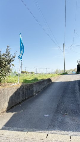 飯能市大字下加治の売地の前面道路含む現地写真|間口広々約16ｍ