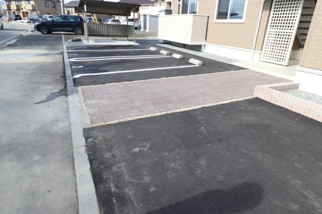 カンパーレ　Hの駐車場