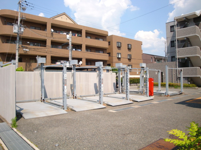 【駐車場】 | クレセントヒル | 車をお持ちの方に嬉しい駐車場付きの物件です