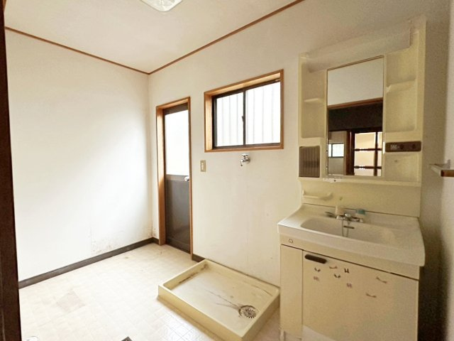 川島尻堀町の独立洗面台|南向きに面した洗面は日当たり良好！ゆったりした洗面スペースで部屋干しなどもできますね。（R8.4撮影）