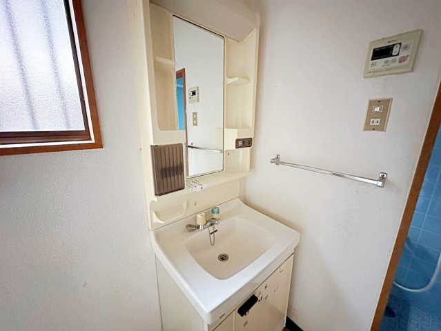 川島尻堀町の独立洗面台|ミラーのサイドには歯ブラシなど置くことが可能です。（R8.4撮影）
