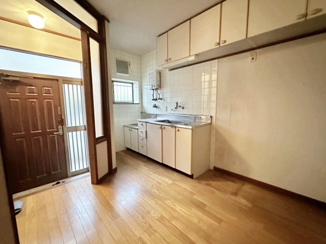 川島尻堀町のキッチン|キッチン横には冷蔵庫など置くゆとりがございます。（R8.4撮影）