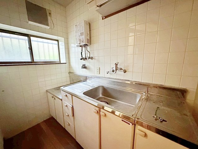 川島尻堀町|キッチン内に小窓が設けられている為、お料理中も換気が可能！（R8.4撮影）