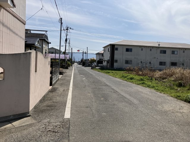 朝倉市小田　中古住宅の前面道路含む現地写真