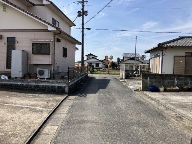 朝倉市小田　中古住宅の前面道路含む現地写真