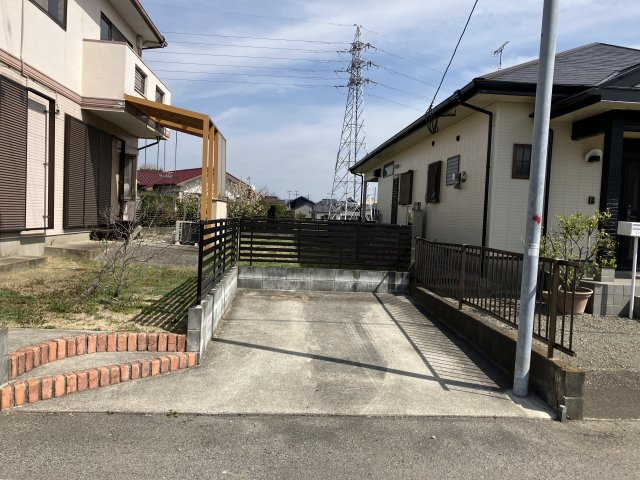 朝倉市小田　中古住宅の駐車場