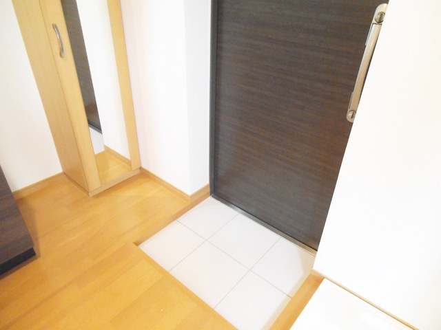 ディアレイシャス王子神谷の玄関|収納スペースもある玄関です！