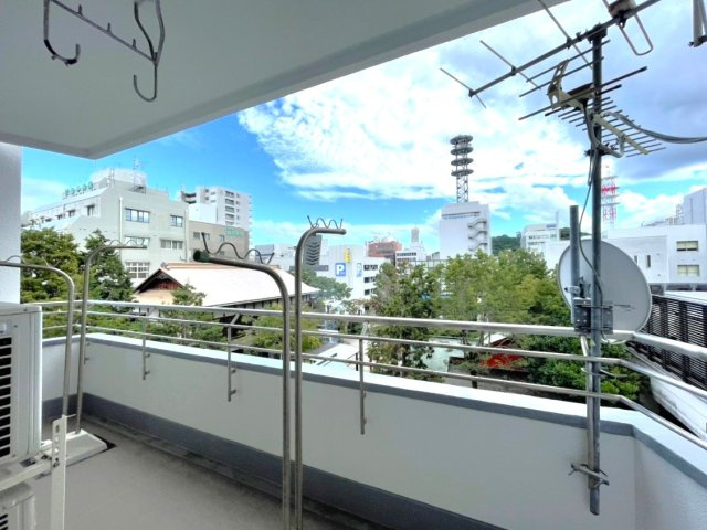 レジデンス大手前Ｂ棟のバルコニー|４階南東角部屋からの眺望。前面を遮る建物がないため、帯屋町商店街近くでありながら開放感があります。