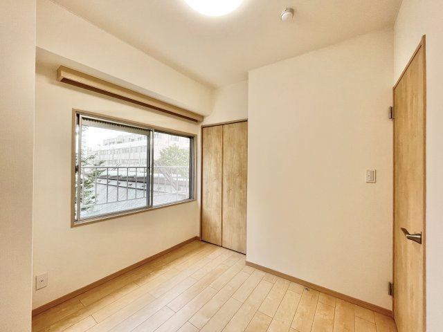 レジデンス大手前Ｂ棟の洋室|北東側洋室です。コンパクトなお部屋で書斎や趣味部屋にもおすすめです。