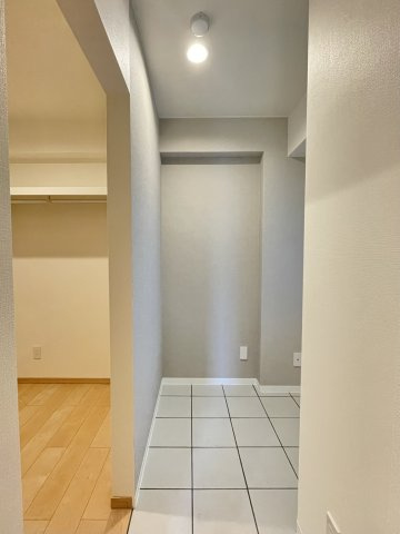 レジデンス大手前Ｂ棟の玄関|玄関スペースを広げて土間にしました。横にはWICも新設しています。段差がないフラットな仕上がりです。