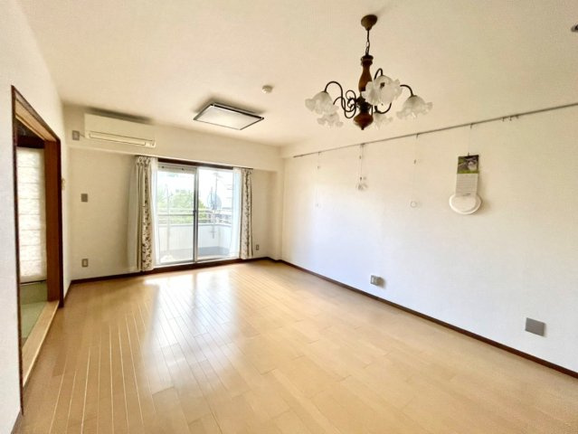 レジデンス大手前Ｂ棟の居間・リビング|南側から光が差し込むリビングです。（リフォーム前の写真になります）