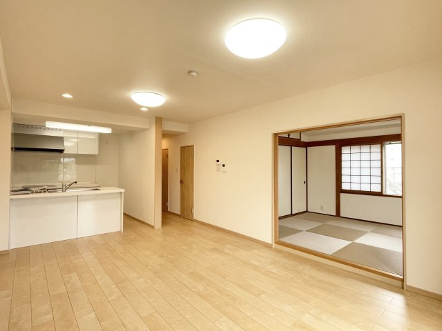 レジデンス大手前Ｂ棟の居間・リビング|リフォームでナチュラルな印象のお部屋に生まれ変わりました。お一人暮らしの方にもおすすめな間取です。