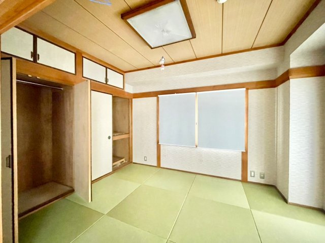 レジデンス大手前Ｂ棟の和室|４．５畳の和室です。琉球風畳・襖・壁紙は新しく貼り替え予定です。（リフォーム前の写真になります）