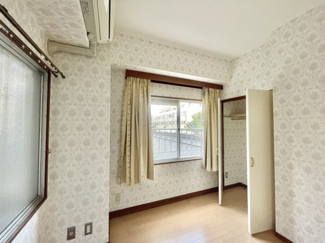 レジデンス大手前Ｂ棟の洋室|北東側洋室です。２０２６年６月下旬リフォーム完成予定です。（リフォーム前の写真になります）