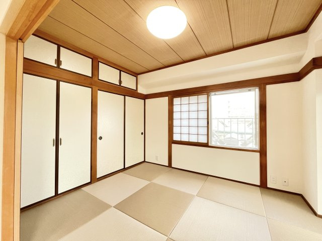レジデンス大手前Ｂ棟の和室|４．５畳の和室です。琉球風畳・襖・壁紙は新しく貼り替えました。空室のためいつでもご案内が可能です。
