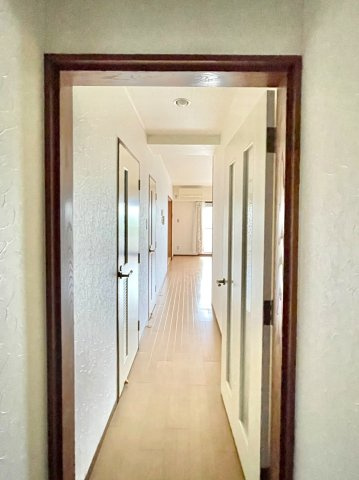 レジデンス大手前Ｂ棟のその他|廊下部分です。フローリング・クロス・建具すべて新規交換予定です。（リフォーム前の写真になります）