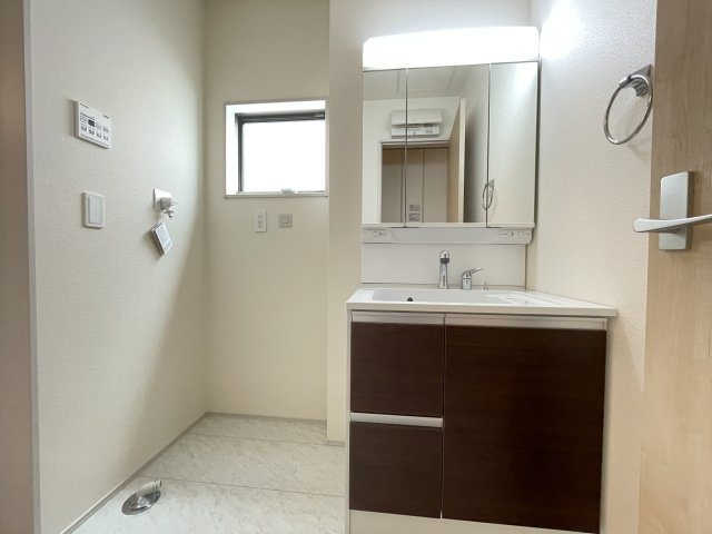 高崎市新町第８（全9棟）3号棟の独立洗面台|朝のスタイリングもしやすいように三面鏡付きの洗髪洗面化粧台です(^^♪
洗濯機置き場には窓が付いてるので換気や湿気対策にも便利ですね。