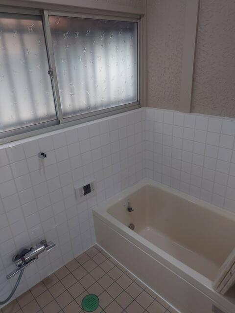 稲城市東長沼の一戸建ての浴室