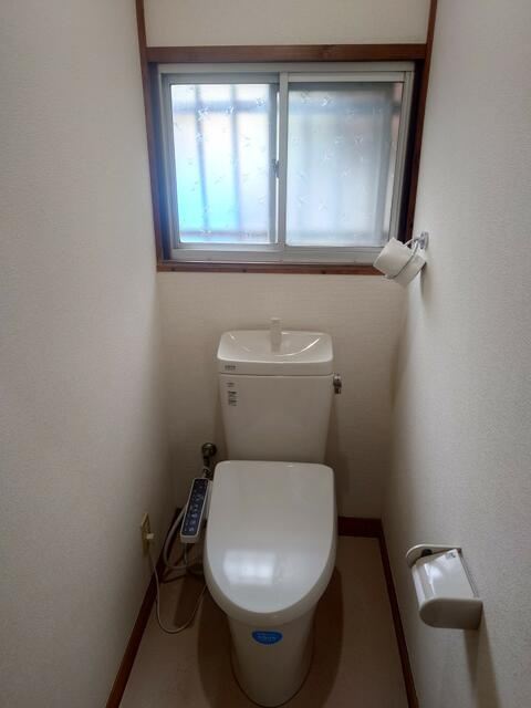 稲城市東長沼の一戸建てのトイレ