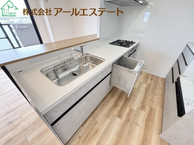 ロワイヤル岡田・手柄山公園　　JR「手柄山平和公園駅」徒歩11分のキッチン