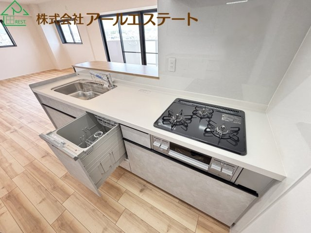 ロワイヤル岡田・手柄山公園　　JR「手柄山平和公園駅」徒歩11分のキッチン