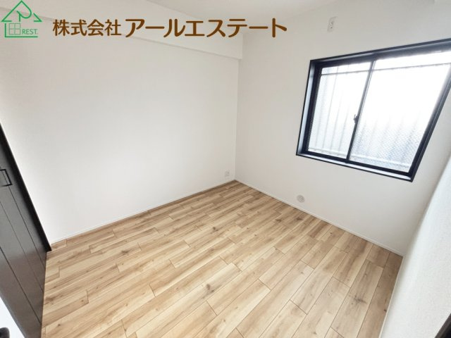 ロワイヤル岡田・手柄山公園　　JR「手柄山平和公園駅」徒歩11分の洋室