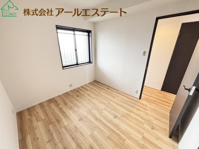 ロワイヤル岡田・手柄山公園　　JR「手柄山平和公園駅」徒歩11分の洋室