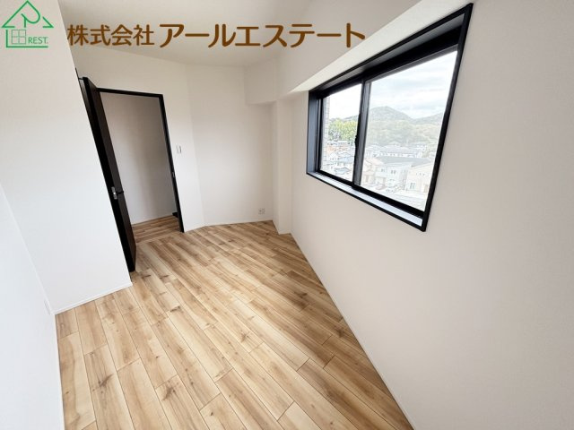 ロワイヤル岡田・手柄山公園　　JR「手柄山平和公園駅」徒歩11分の寝室