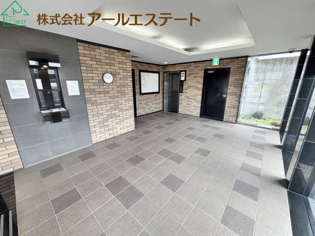 ロワイヤル岡田・手柄山公園　　JR「手柄山平和公園駅」徒歩11分のエントランス