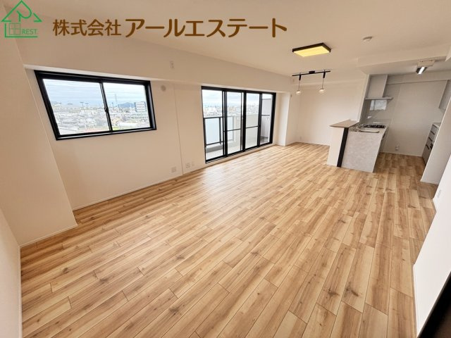 ロワイヤル岡田・手柄山公園　　JR「手柄山平和公園駅」徒歩11分の居間・リビング