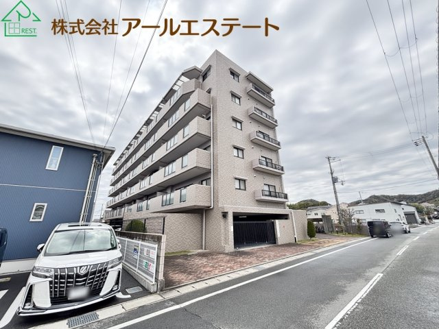 ロワイヤル岡田・手柄山公園　　JR「手柄山平和公園駅」徒歩11分の外観