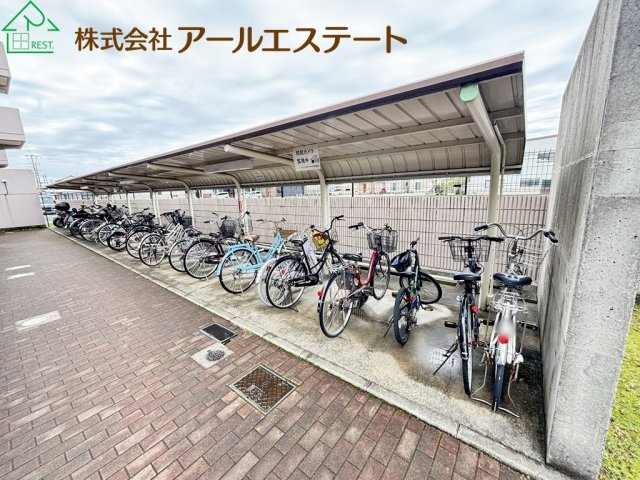 ロワイヤル岡田・手柄山公園　　JR「手柄山平和公園駅」徒歩11分の駐車場