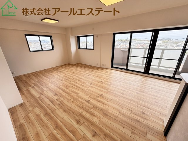 ロワイヤル岡田・手柄山公園　　JR「手柄山平和公園駅」徒歩11分の居間・リビング
