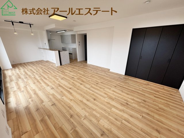 ロワイヤル岡田・手柄山公園　　JR「手柄山平和公園駅」徒歩11分の居間・リビング