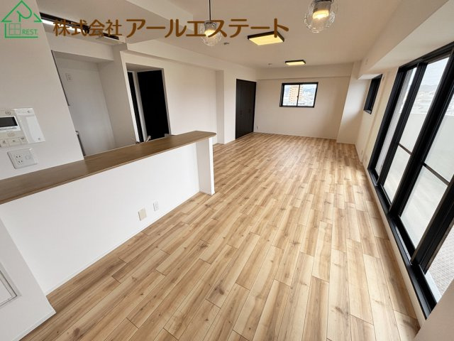 ロワイヤル岡田・手柄山公園　　JR「手柄山平和公園駅」徒歩11分の居間・リビング