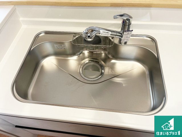 ■神戸市北区小倉台　第6期　新築一戸建ての設備|蛇口の先端に浄水器を内蔵しています！原水と浄水、お湯と冷水、シャワーの切替えがワンタッチなので用途によって使い分けられます。