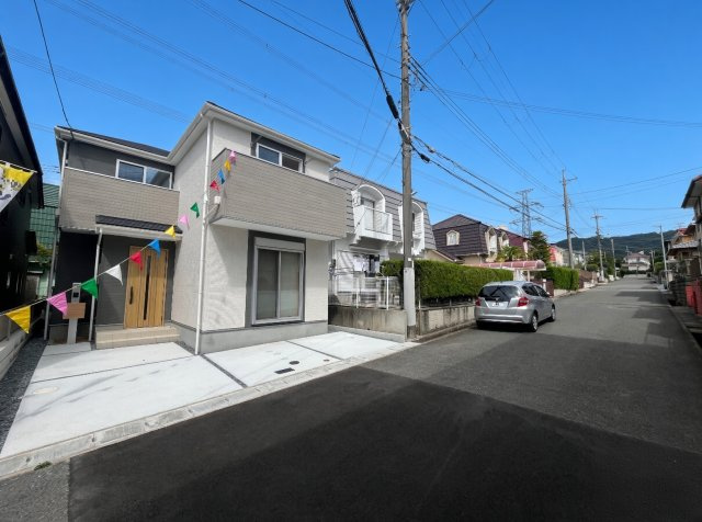 神戸市北区小倉台　第6期　新築一戸建ての前面道路含む現地写真|周辺は閑静な住宅街！前面道路広々で車の出し入れも便利です。駐車が苦手な方でも安心して車庫入れできます！