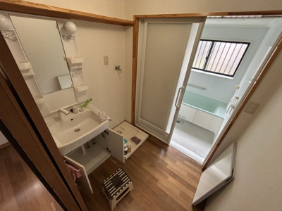 【洗面所】 | 荒尾市荒尾貸家 | 収納力のあるシャワー付き洗面化粧台！