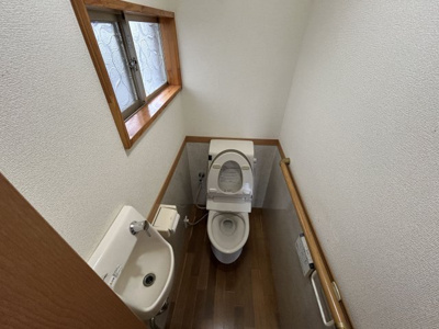 【トイレ】 | 荒尾市荒尾貸家 | 衛生的な温水洗浄便座を完備。来客時も安心ですね。