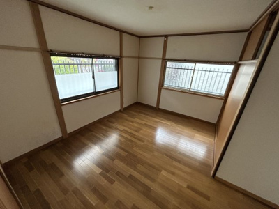 【洋室】 | 荒尾市荒尾貸家 | 2つの窓を開ければ心地よい風が通り抜けます♪